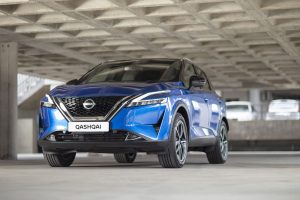 Nissan Qashqai Lompat Bungee Tertinggi, Pecahkan Rekor Dunia!