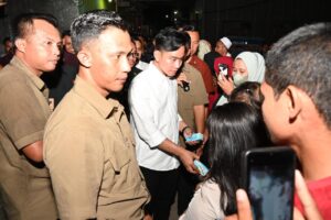 Gibran Bagi-bagi Susu dan Buku di Makassar, Warga: "Semoga Makassar Makin Jaya!"