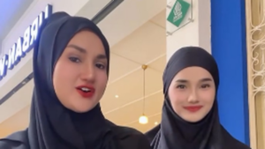 Tengku Dewi Berhijab, Sanggulnya Jadi Sorotan!